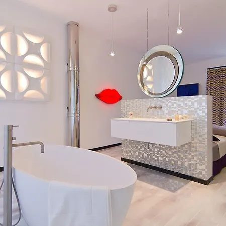Studios Bed & Breakfast - Le Jardin De Montmartre Bed & Breakfast 3*